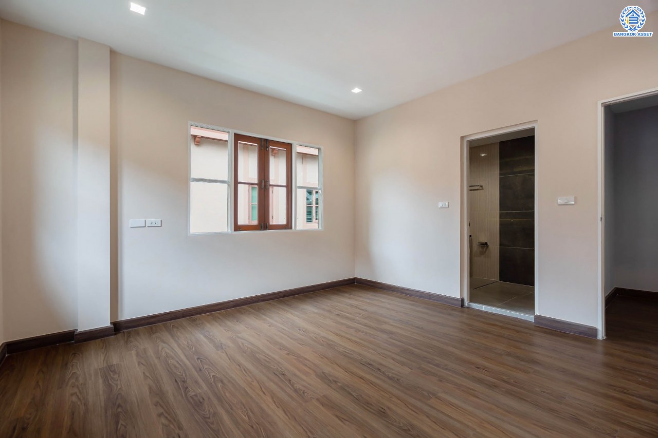 บ้านมือสองตกแต่งใหม่ แบรนด์ Q.House ม.ลัดดารมย์ ปิ่นเกล้า หลังใหญ่ตกแต่งเรียบหรู เนื้อที่ 92.8 ตร.ว. พื้นที่ใช้สอยเยอะถึง 320 ตร.ม. ฟังก์ชันจัดเต็ม 3 ห้องนอน 4 ห้องน้ำ 1 ห้องอเนกประสงค์ 1 ห้องแม่บ้าน จอดรถได้ 4 คัน พร้อม Living Room กว้าง บนทำเลศักยภาพ ใกล้เซ็นทรัลเวสต์เกต, วงเวียนพระราม5, ทางด่วน "กาญจนาภิเษก" และรถไฟฟ้า "สถานีตลาดบางใหญ่"